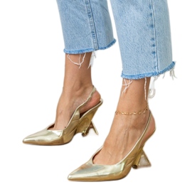 Sandalias de oro en una cuña geométrica dorado 1 Sandalias de oro en una cuña geométrica dorado 1