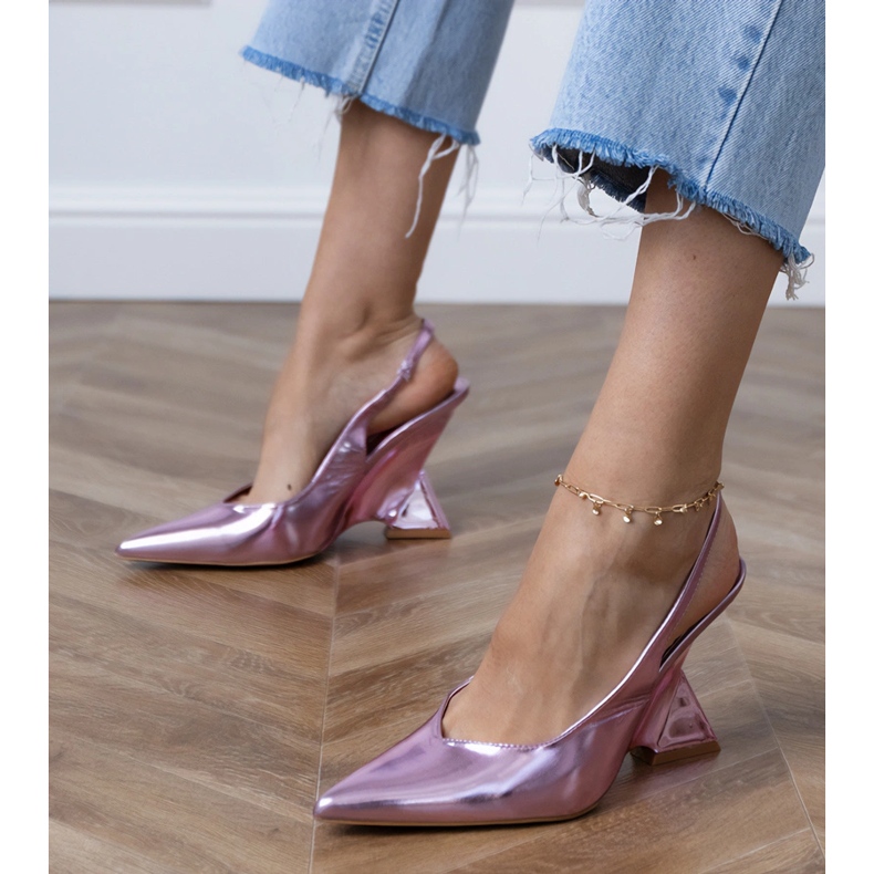 Sandalias moradas en una cuña geométrica violeta 1