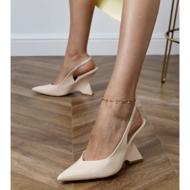 Sandalias beige en una cuña geométrica 2 Sandalias beige en una cuña geométrica 2