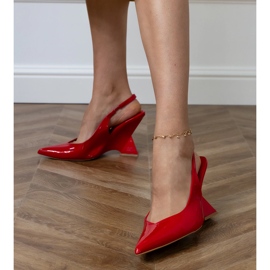 Sandalias rojas en una cuña geométrica rojo 2