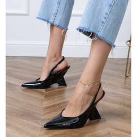 Sandalias negras en una cuña geométrica negro 1