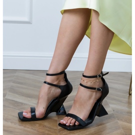 Sandalias negras con cinturón en una cuña geométrica negro 2