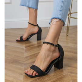 Sandalias negras con cinturón y nariz cuadrada en el poste negro 2 Sandalias negras con cinturón y nariz cuadrada en el poste negro 2