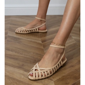 Sandalias planas de mujeres beige construidas 2