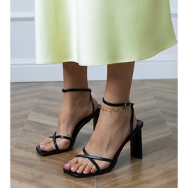 Sandalias negras con rayas sujetas con tobillo negro 2