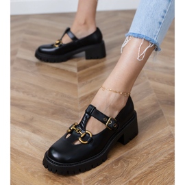 Zapatos negros en una suela gruesa con una decoración dorada 2 Zapatos negros en una suela gruesa con una decoración dorada 2