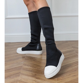 Botas deportivas de material negro con una parte superior elástica 1 Botas deportivas de material negro con una parte superior elástica 1