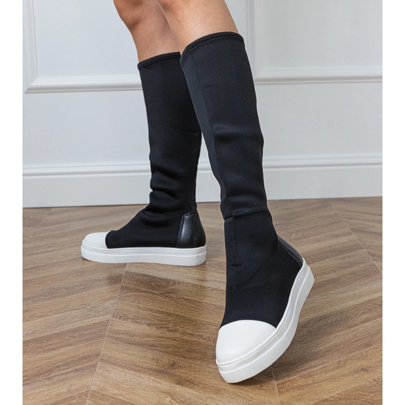 Botas deportivas de material negro con una parte superior elástica 1 Botas deportivas de material negro con una parte superior elástica 1