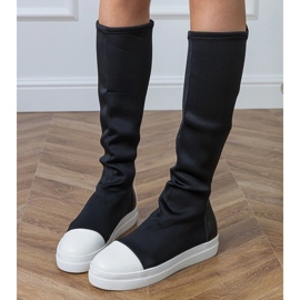 Botas deportivas de material negro con una parte superior elástica 2 Botas deportivas de material negro con una parte superior elástica 2