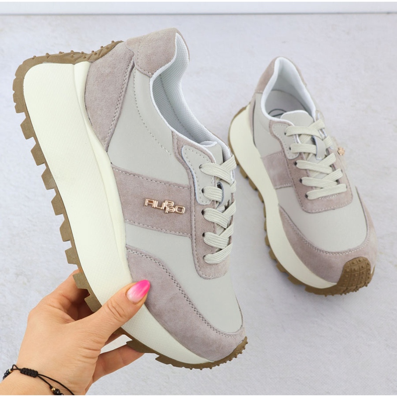 Zapatos deportivos de cuero en una plataforma gruesa beige filippo dp6785 1 Zapatos deportivos de cuero en una plataforma gruesa beige filippo dp6785 1