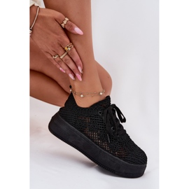 Zapatillas de deporte para mujeres en la plataforma con una parte superior negra superior de crochet negro 4