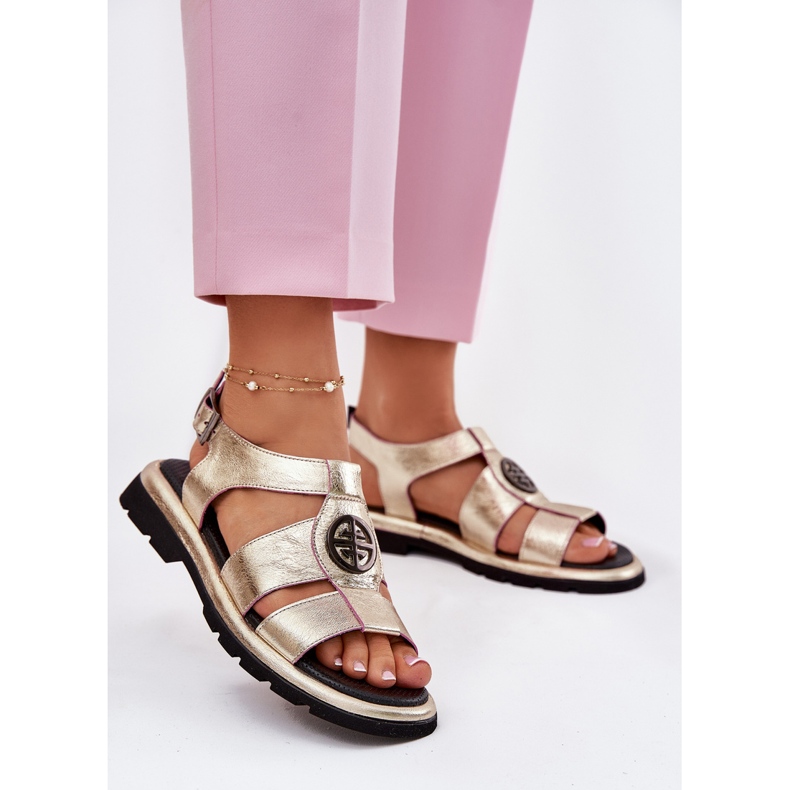Sandalias de cuero para mujeres barnizadas con un detalle decorativo Artiker 56C0689 PLN dorado 2