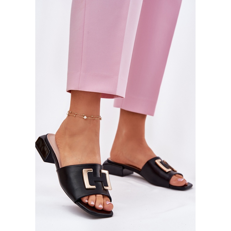 Vinceza Elegantes zapatillas para mujeres en un bloque con un detalle dorado de Vincez 62229 Negro 2