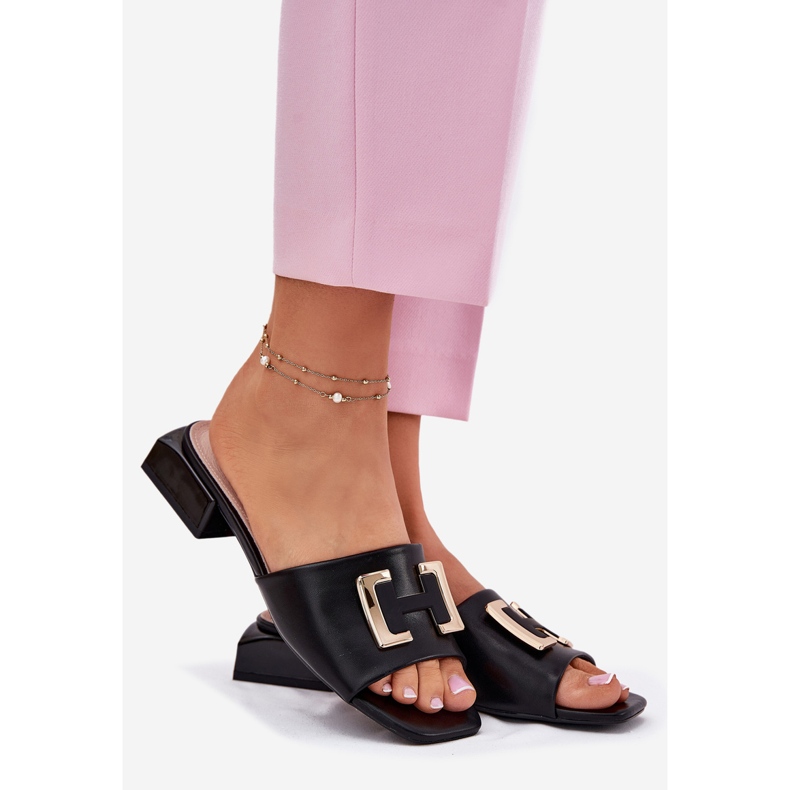 Vinceza Elegantes zapatillas para mujeres en un bloque con un detalle dorado de Vincez 62229 Negro 1