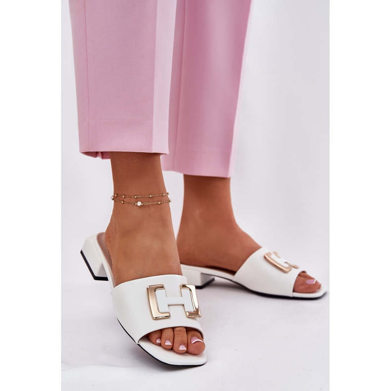 Vinceza Elegantes zapatillas para mujeres en una cuadra con un detalle dorado Vincez 62229 White blanco 2 Vinceza Elegantes zapatillas para mujeres en una cuadra con un detalle dorado Vincez 62229 White blanco 2