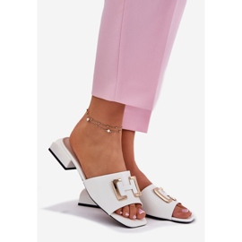 Vinceza Elegantes zapatillas para mujeres en una cuadra con un detalle dorado Vincez 62229 White blanco 1 Vinceza Elegantes zapatillas para mujeres en una cuadra con un detalle dorado Vincez 62229 White blanco 1