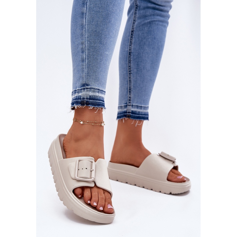 EVento Zapatillas de espuma para mujeres en la plataforma con una hebilla beige 2 EVento Zapatillas de espuma para mujeres en la plataforma con una hebilla beige 2