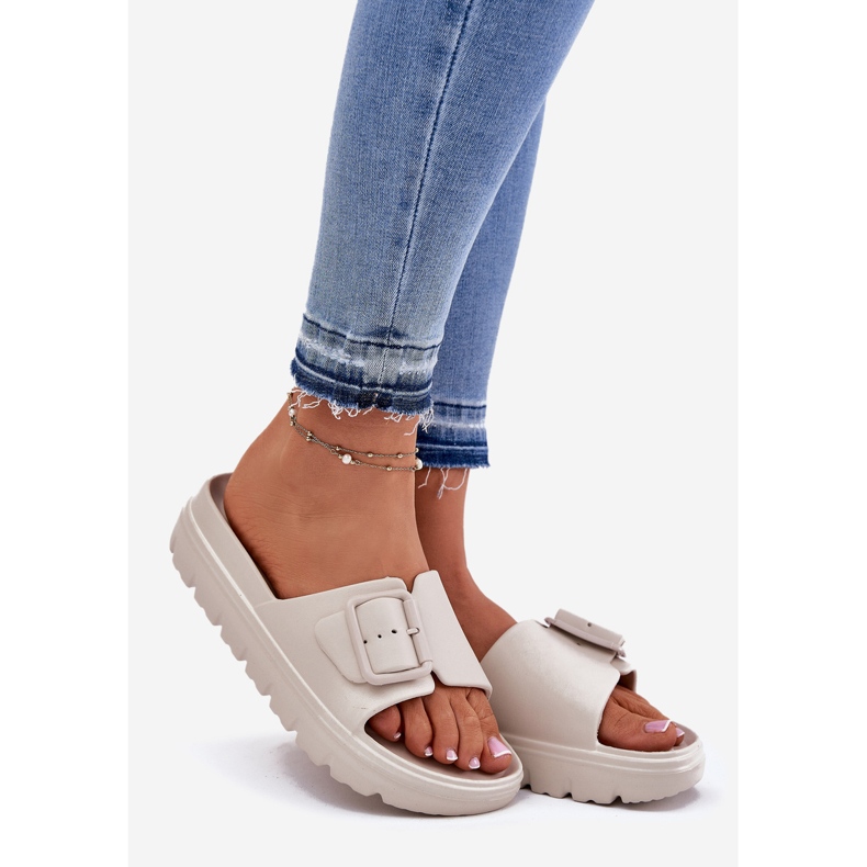EVento Zapatillas de espuma para mujeres en la plataforma con una hebilla beige 1 EVento Zapatillas de espuma para mujeres en la plataforma con una hebilla beige 1