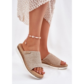 Chanclas para mujeres con una cuña beige 2
