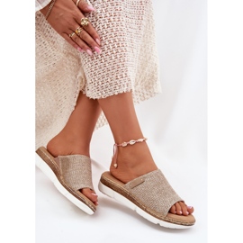 Chanclas para mujeres con una cuña beige 5