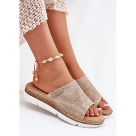 Chanclas para mujeres con una cuña beige 7