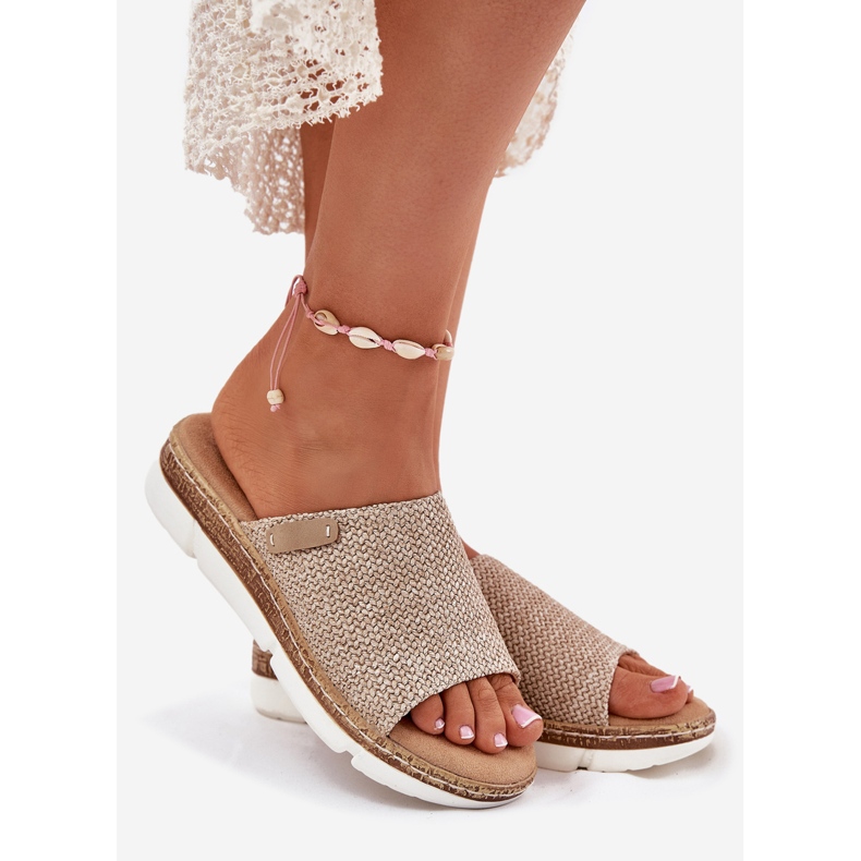 Chanclas para mujeres con una cuña beige 1
