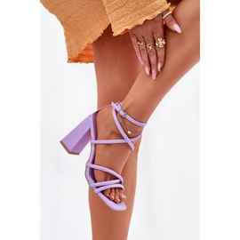 Sandalias para mujeres en un pilar con rayas moradas violeta 3