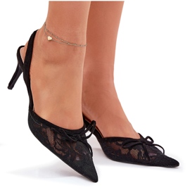 Tacones altos de encaje con un tacón negro 8