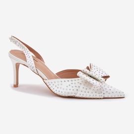 Tacones altos decorados con un tacón abierto y arco blanco 3