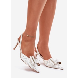 Tacones altos decorados con un tacón abierto y arco blanco 4