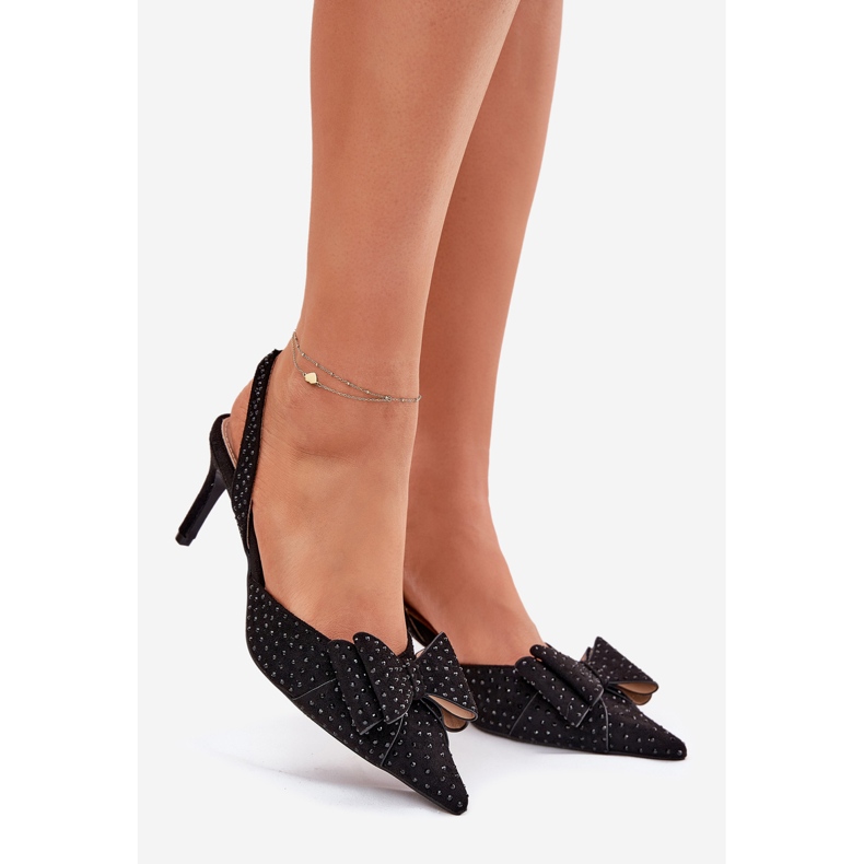 Tacones altos decorados con un tacón abierto y arco negro 1