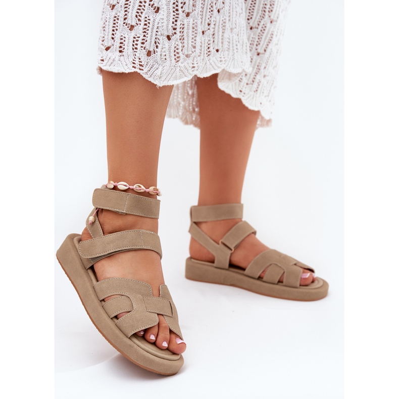 Sandalias para mujeres con velcro de color caqui beige 2