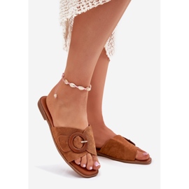 Chanclas de mujer plana con hebilla de camello marrón 1