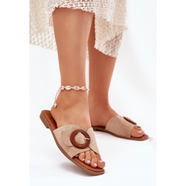 Chanclas de mujer plana con una abrazadera beige 2