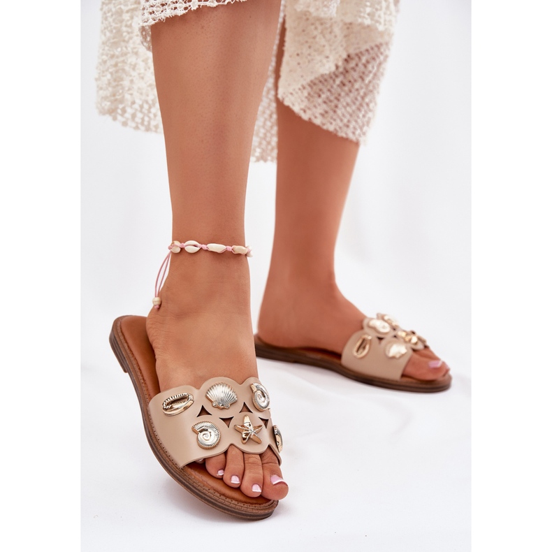 Chanclas de mujer plana con alfileres dorados beige 2