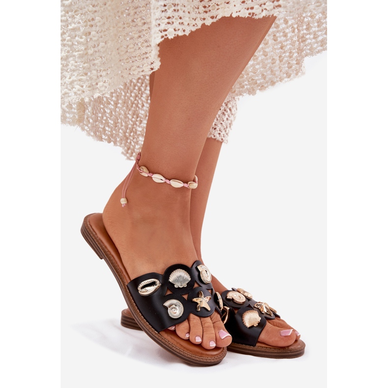 Chanclas de mujer plana con alfileres dorados con alfileres negros 1