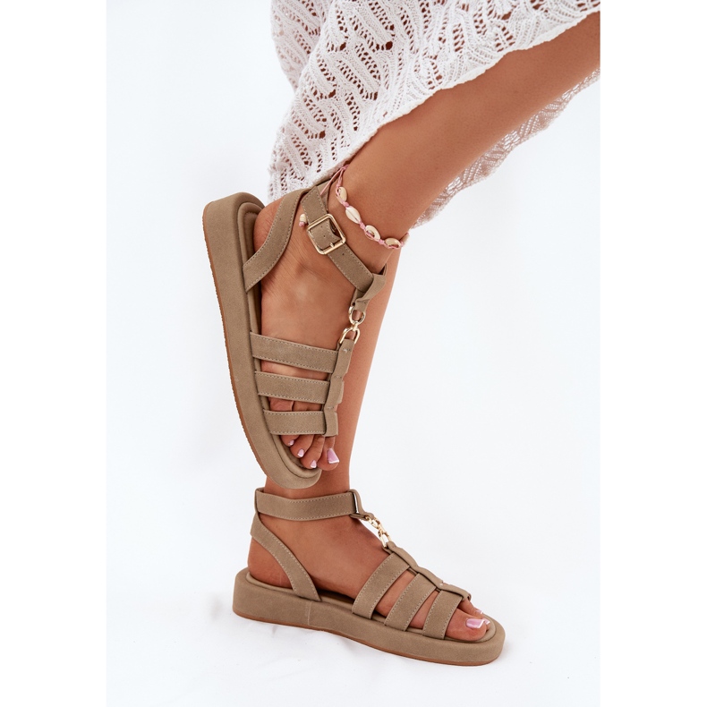 Sandalias de mujeres en la plataforma con el detalle dorado caki beige 2