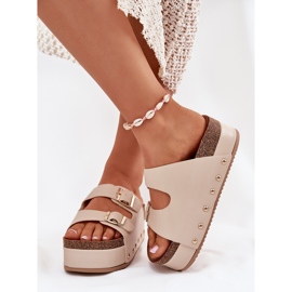 Flip folladas para mujeres con hebillas en una plataforma masiva beige 4