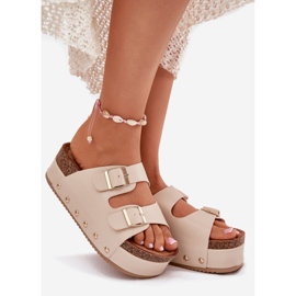 Flip folladas para mujeres con hebillas en una plataforma masiva beige 1
