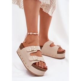 Flip folladas para mujeres con hebillas en una plataforma masiva beige 2