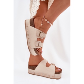 Flip folladas para mujeres con hebillas en una plataforma masiva beige 7