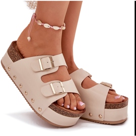 Flip folladas para mujeres con hebillas en una plataforma masiva beige 9