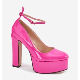 Bombas pintadas en una plataforma alta y rosa 1