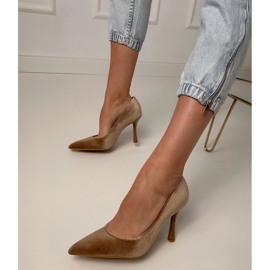 Beige Velor bombea sobre un tacón alto 1 Beige Velor bombea sobre un tacón alto 1