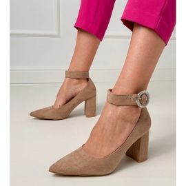 Bombas beige en el poste con una hebilla y circones 1