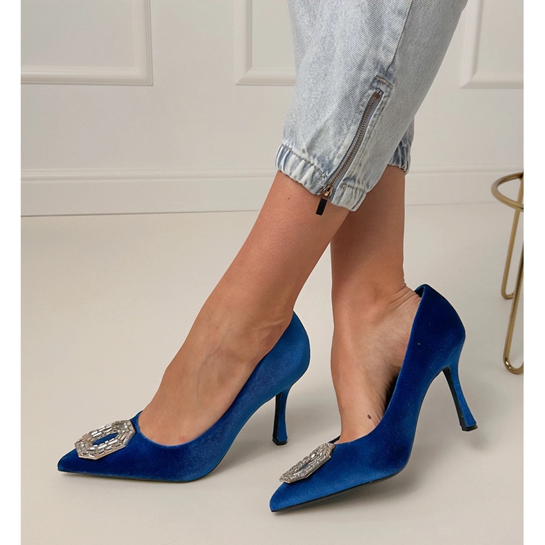 Bombas azul marino en un alfiler con circones 1