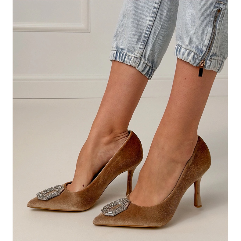 Bombas beige en un alfiler con circones 2