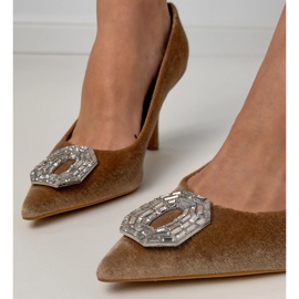 Bombas beige en un alfiler con circones 4