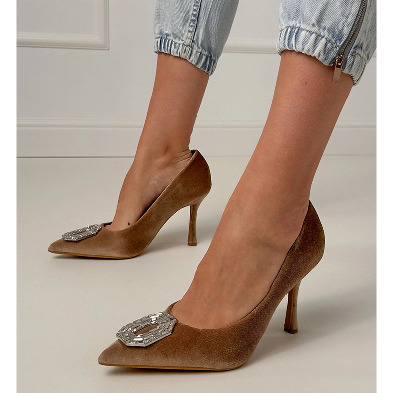 Bombas beige en un alfiler con circones 1