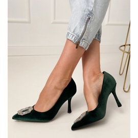 Bombas verdes en un pasador con circones 1 Bombas verdes en un pasador con circones 1